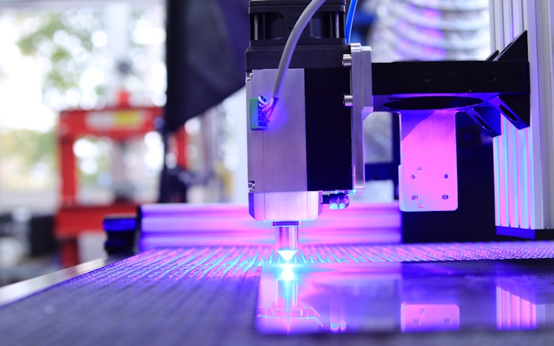 So sánh cắt laser và CNC tại xưởng FT GROUP